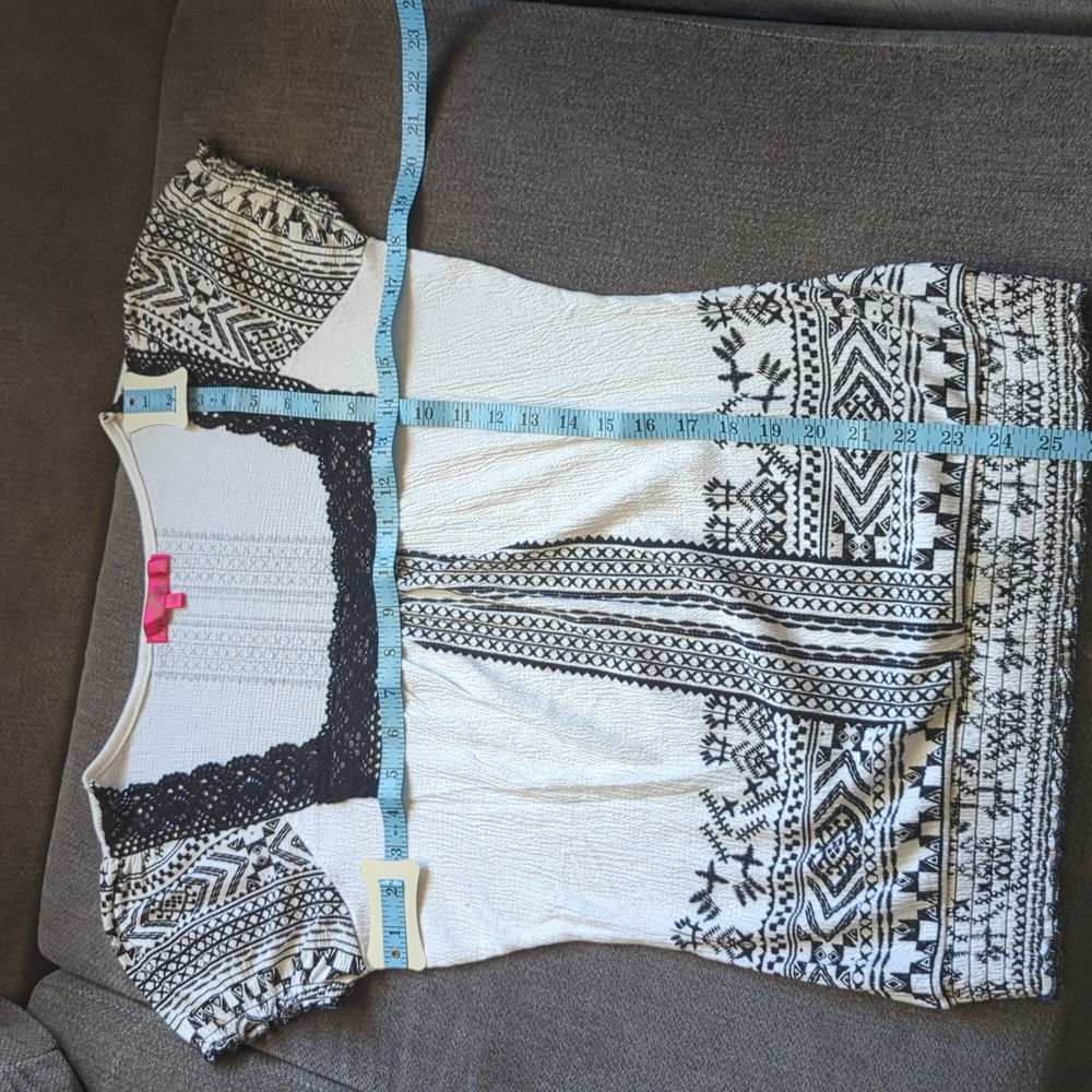 🌞Black and White Patterned Top